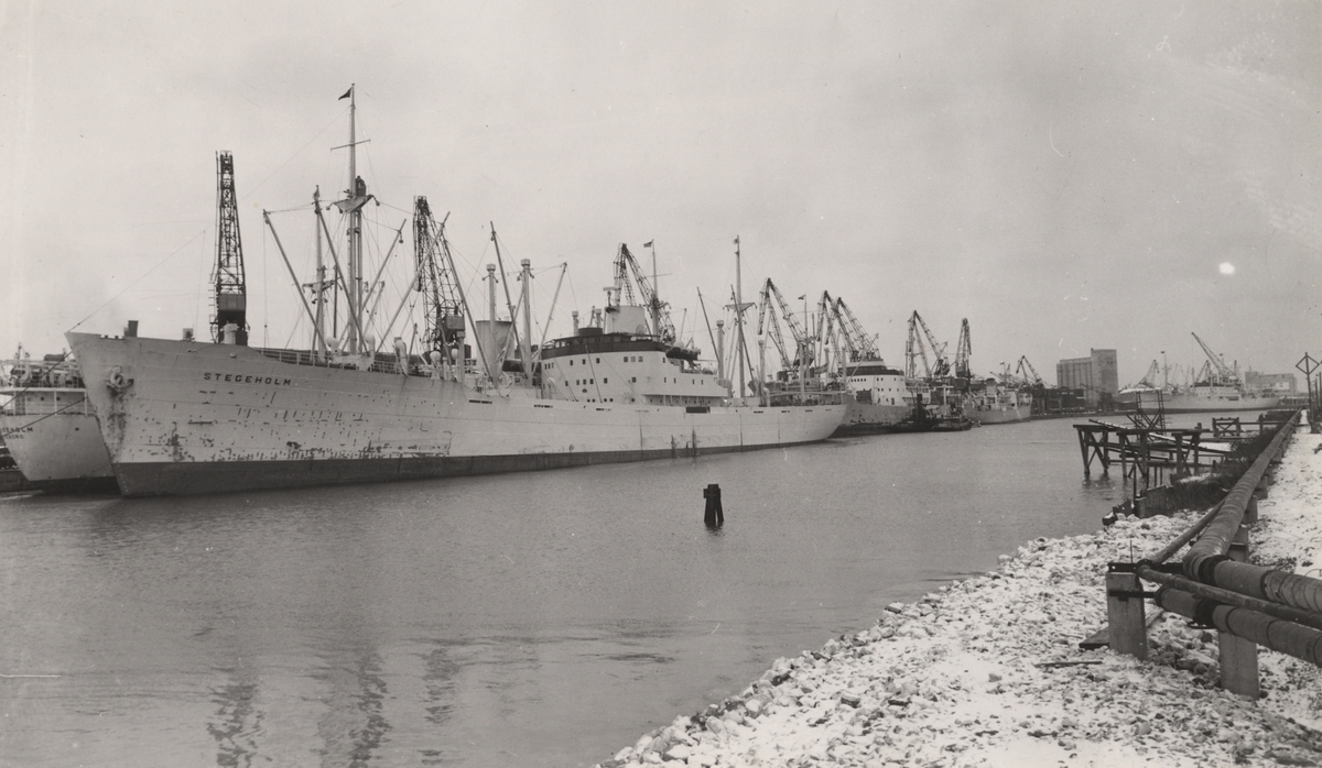 Fartyg liggande i Malmö hamn den 5.2.1953 Från höger: M/S FALKEN, M/S VASALAND, M/S BOREN, M/S LOMMAREN, M/S SPARREHOLM, M/S STEGEHOLM.