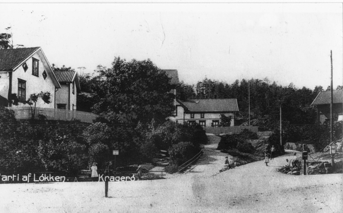Bildet av et postkort over Løkka. Biørns hus til venstre og midt på Christina Kløvigs hus.