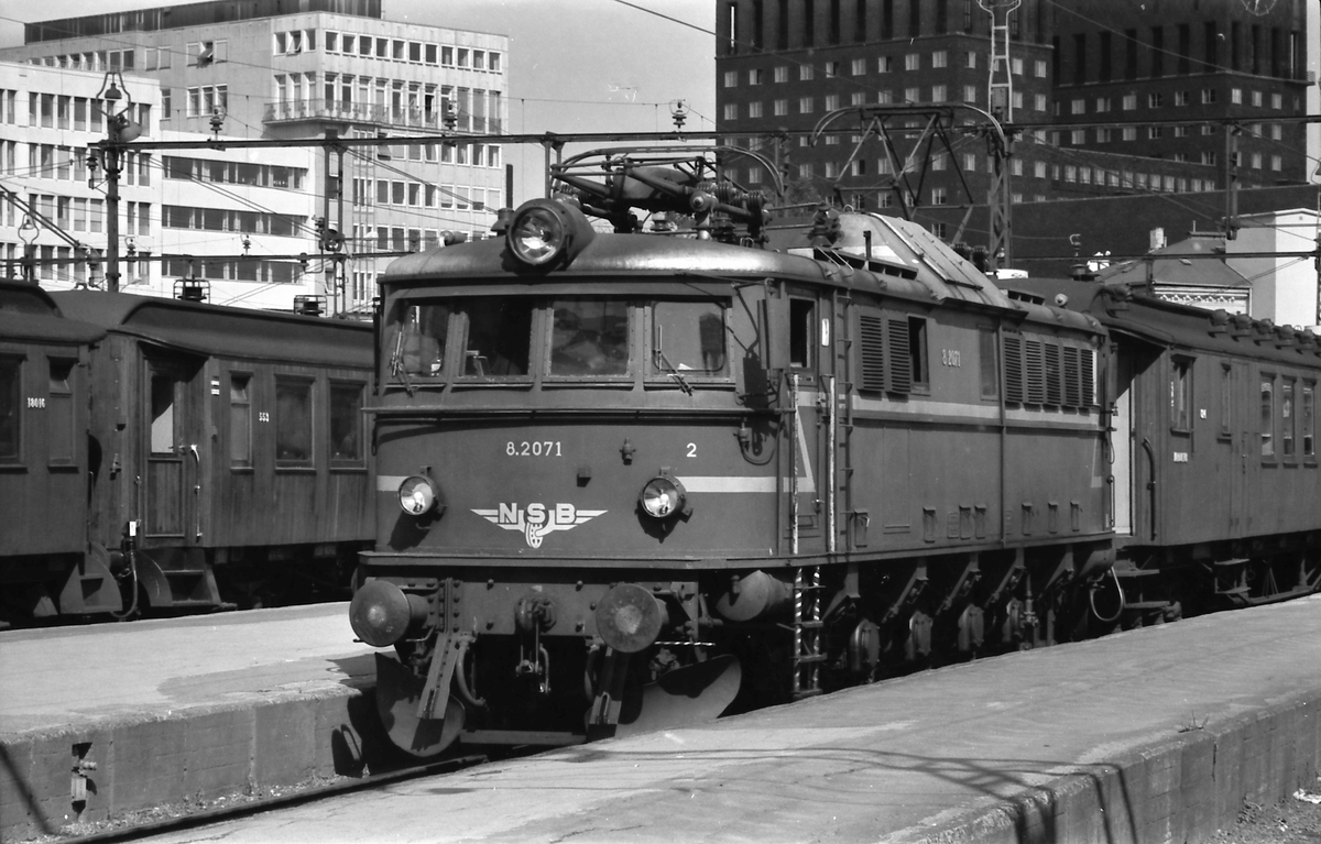 Elektrisk lokomotiv El 8 2071 med  persontog 539 på Oslo V.