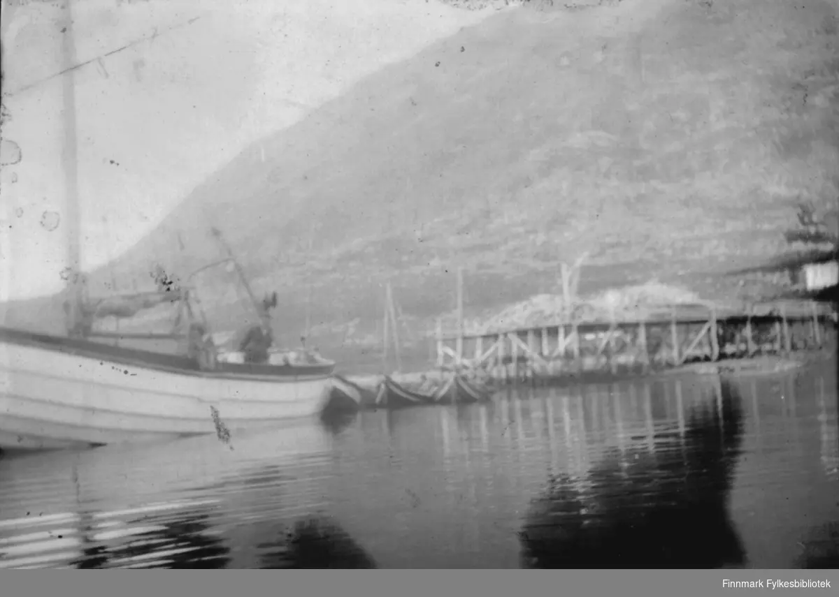 Kaier og båter. Antatt Bergsfjord, ca 1900
