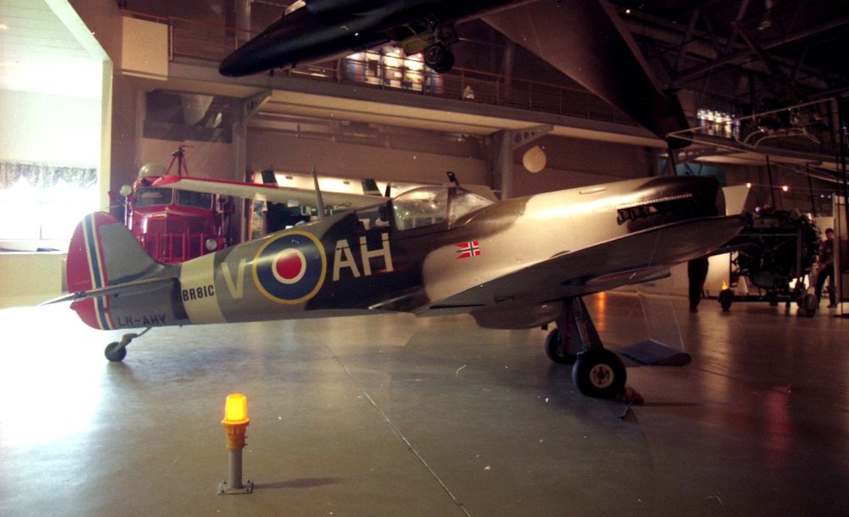Hjemmebygget fly (flymodell): LN-AHV, Thunder Wings Spitfire Mk.IX.