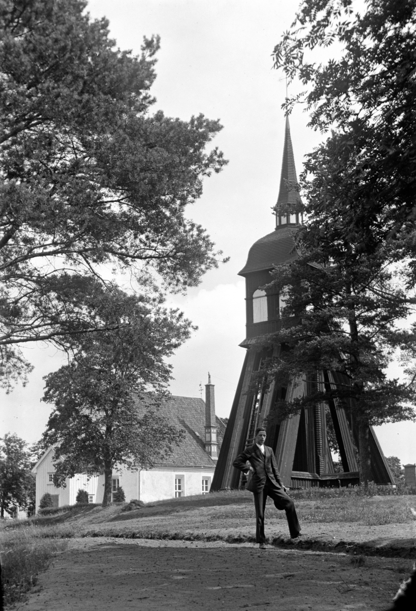 En man står framför Ljungarums klockstapel vid Ljungarums kyrka i Jönköping.