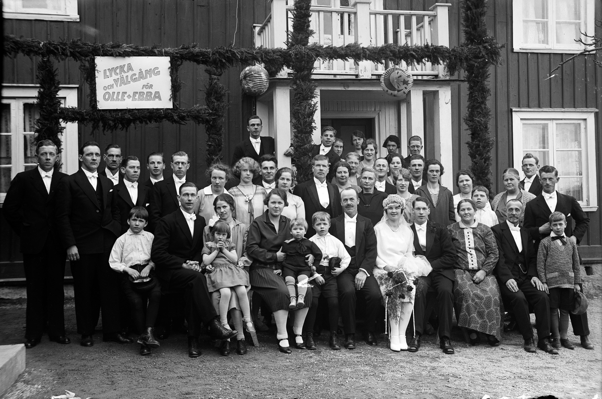 Bröllop 1929-03-30 mellan Ebba och Olle Ljungberg i Jönköping. Ovanför brudparet står Eleonora. Brudens far August Lindrot till vänster om bruden. Brudgummens far Isak Ljungberg står snett bakom brudens far. Till höger om brudgummen står Hulda Lindrot.