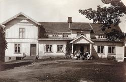 Marka Pensjonat ca 1925. Familien Sterud med gjester samlet 