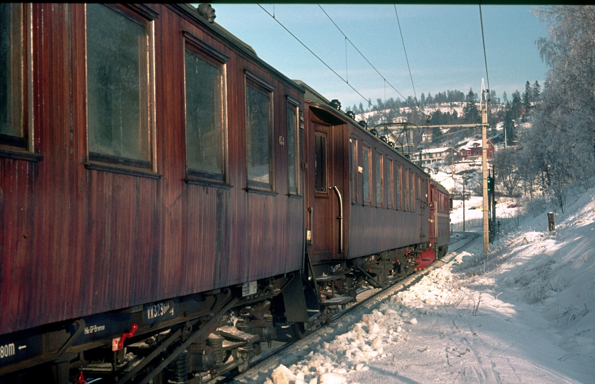 Avgang for tog 207, Oslo Ø - Gjøvik, fra Kjelsås stasjon. Toget trekkes av elektrisk lokomotiv El 11.