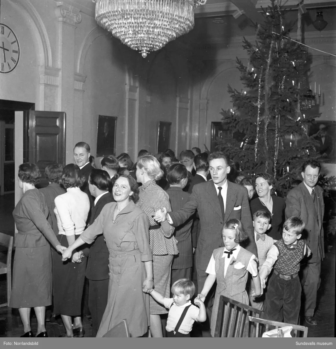 Sundsvalls enskilda bank bjuder på julfest med lucia och dans kring granen.