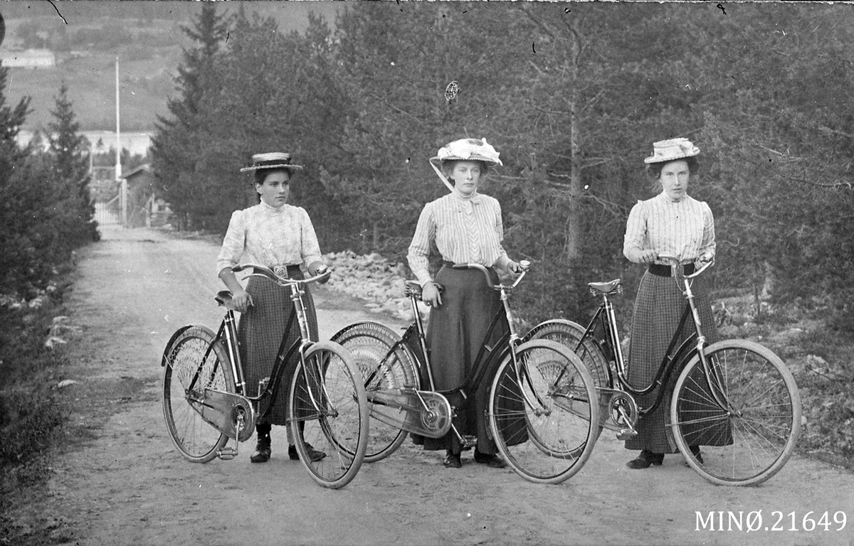 Tre kvinner på sykkeltur