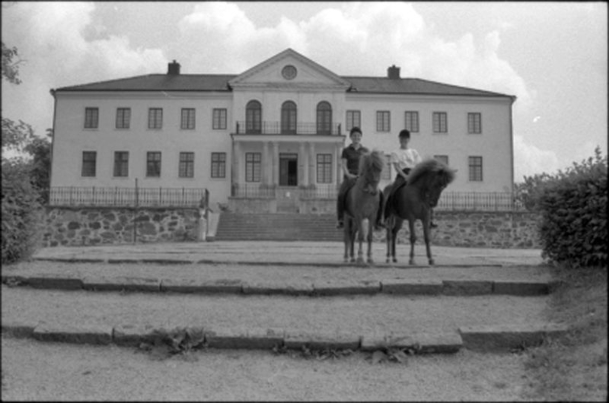 Bilder från Nääs slott. Ridskolan vid Nääs. Utställningsbygge. Dokumentation före restaurering av bebyggelse vid Nääs slott.