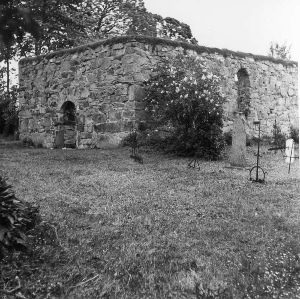 Erikstad. Ruin efter socknens gamla kyrka (byggd 1686). Juni 1943.