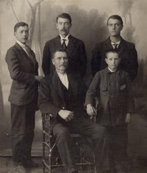 Gruppeportrett av far med fire sønner.