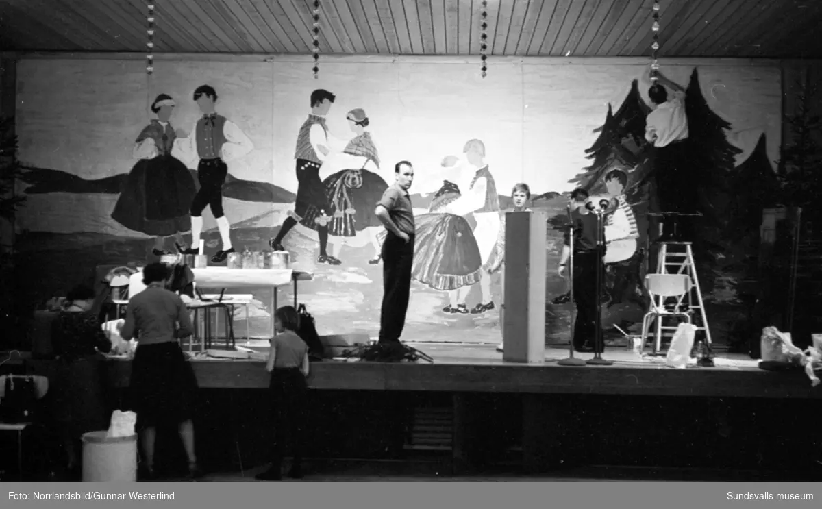 Skönsbergs folkdanslag firar 40-årsjubileum. Bilder från Skönsbergs Folkets hus där en stor målning färdigställs på scenen.
