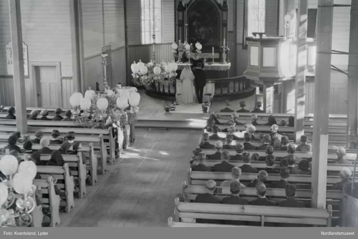Kvantolands protokoll: Emma og Hans P. Einkrog ved alteret i Røsvik kirke
