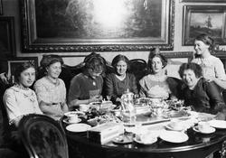 Kaffeselskap i Inkognito terrasse 9.