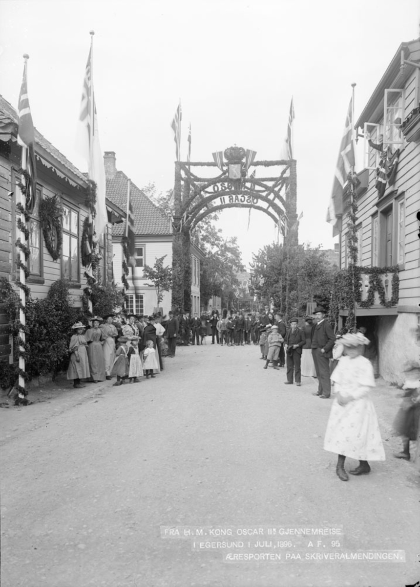 Kong Oscar IIs besøk i Egersund 12. juli 1896, æresport i Strandgaten ved krysset med Skriveralmenningen, sett i retning nord