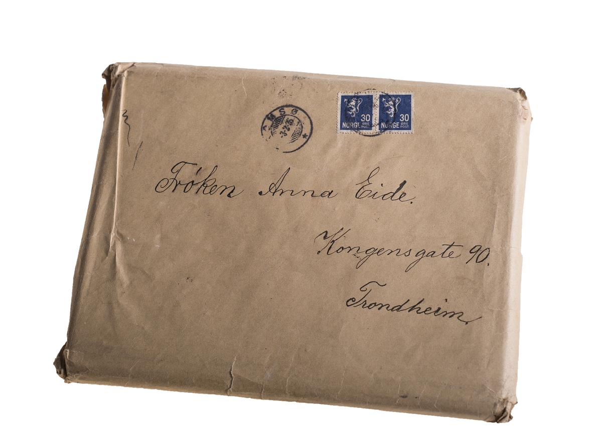 Bundet rektangulær bok. Håndskrevne erindringer fra 53 år tilsjøs og 33 år som skipsfører.