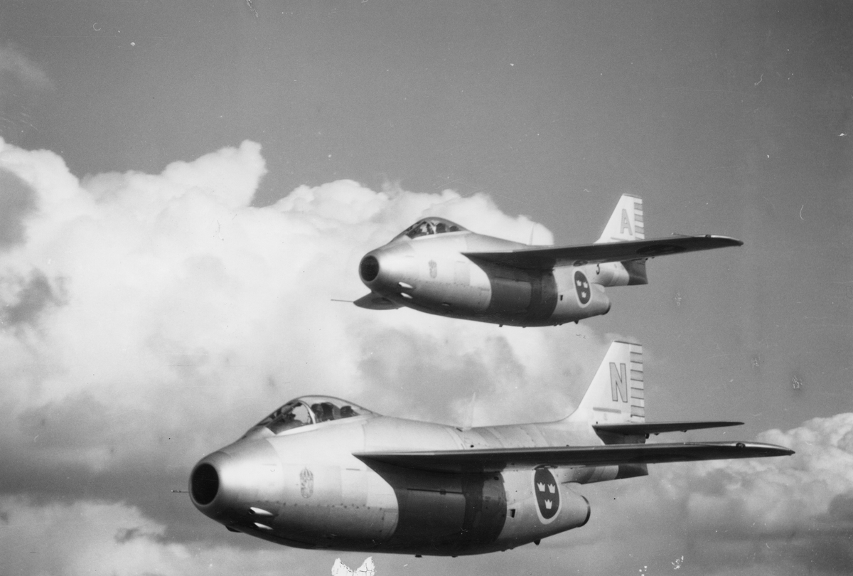 Två stycken flygplan J 29 tillhörande F 3 Malmen flyger i rote. Vy från sidan.