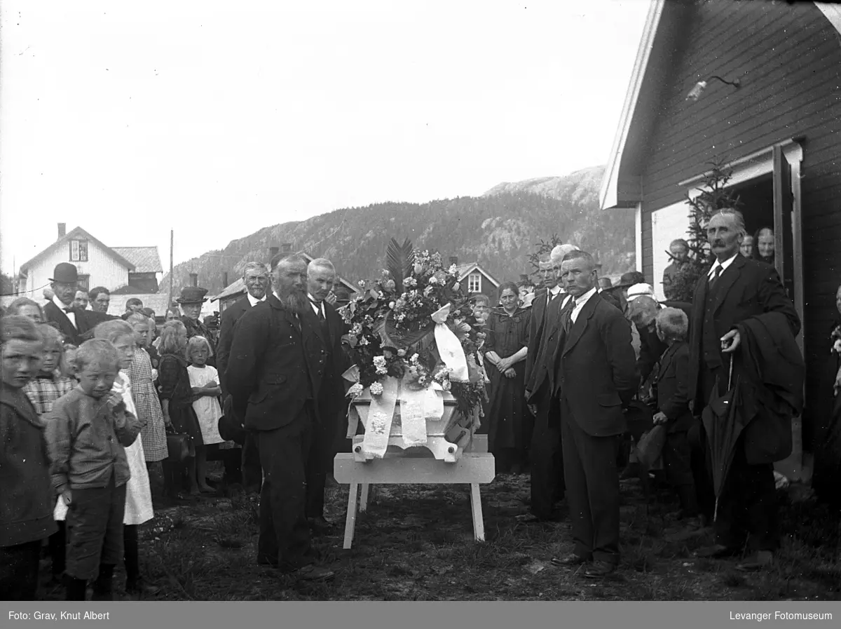 Begravelse på Bangsund. Kiste utenfor bedehuset