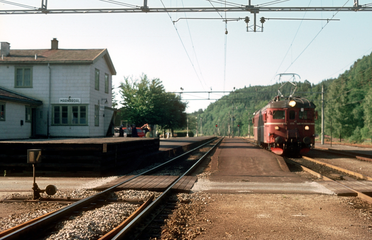 Marnardal stasjon. Lokaltog fra Kristiansand til Marnardal har ankommet i spor 2 med BM 67 05.