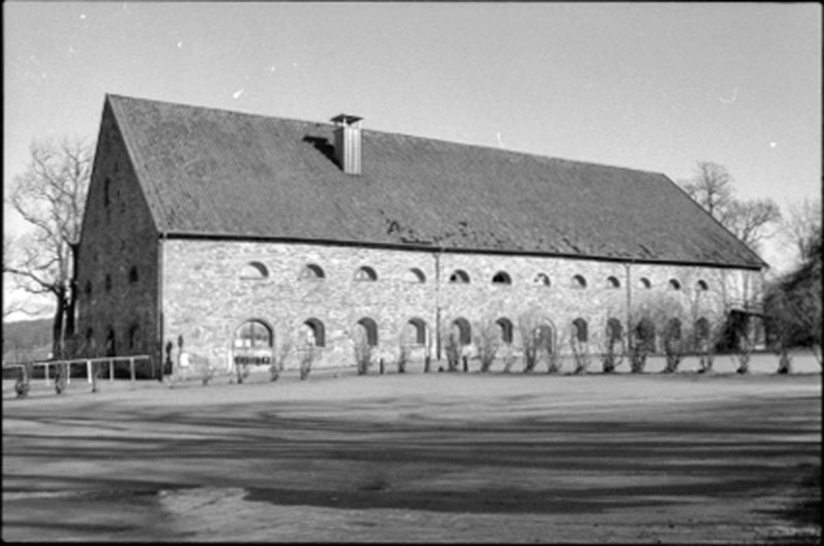 Byggnader vid Nääs slott.  Särskild dokumentation av stallbyggnaden innan reparation av stalltaket utfördes.