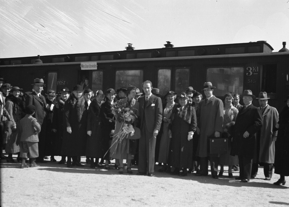 Mennesker foran toget på perrongen på Kragerø stasjon 3 Mai 1936