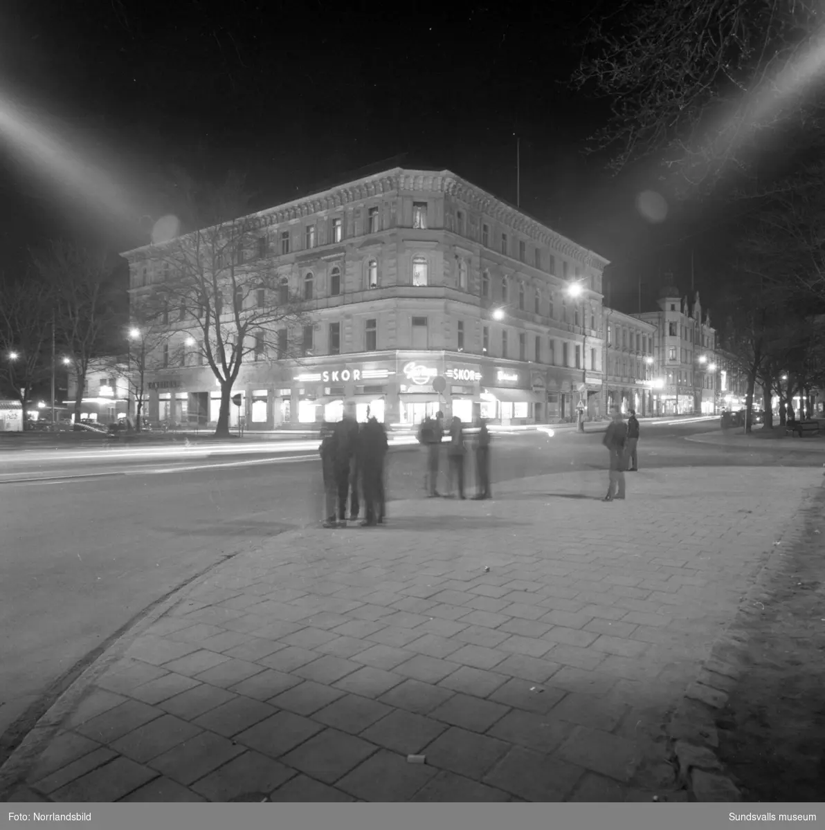 Kvällsbild vid korsningen Storgatan-Esplanaden (Sko-Ring).