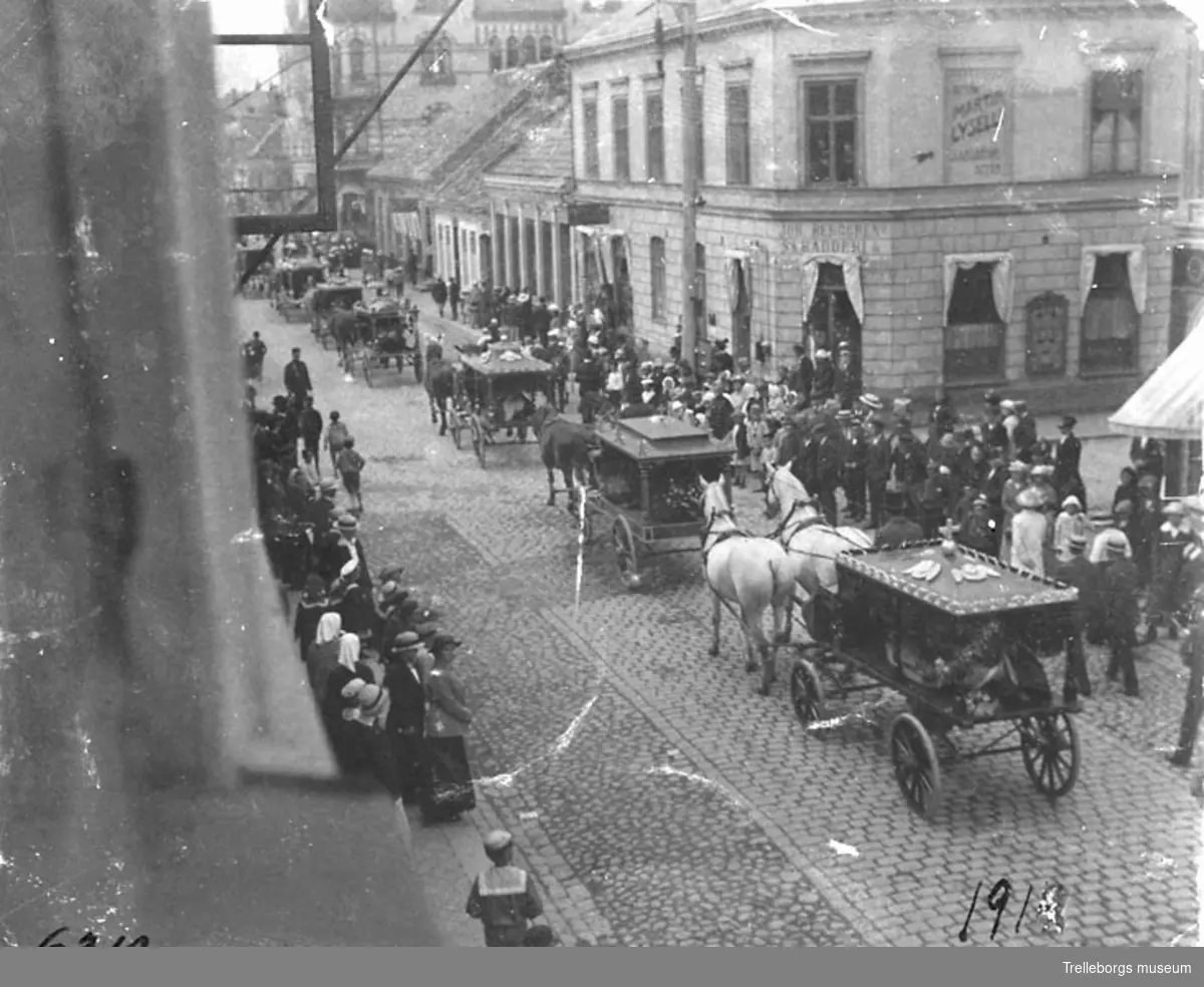 Invalidbegravning 1916, första världskriget. Liktåget passerar Algatan förbi Stadshotellet, på väg till Norra Kyrkogården.
Trelleborgstidningen publicerade bilden 30/6 1916.