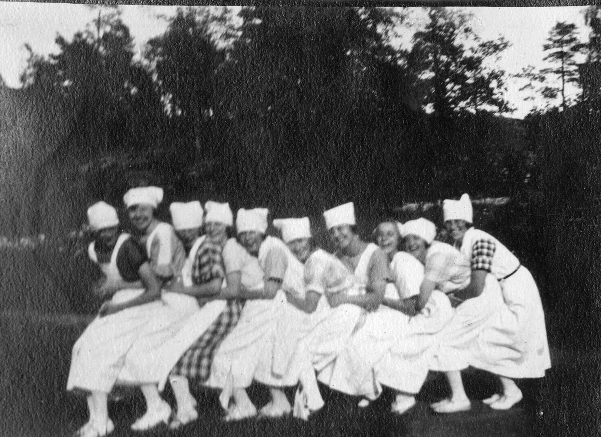 Bergland husmorskole  1922. Ti piker som er glad at eksam er overstått.