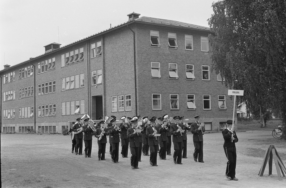 Sangens og musikkens dag 1954. Opptog ved nye Folkvang. Elverum.