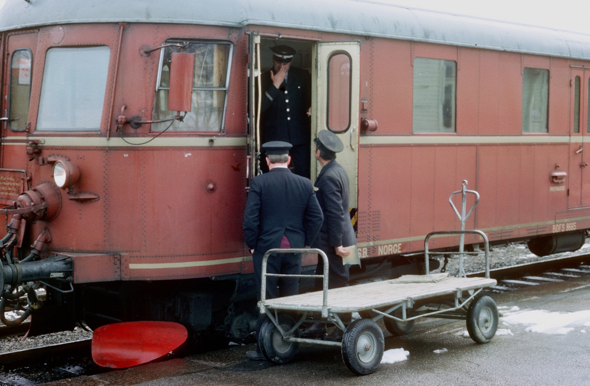 NSB dieselmotorvognsett type 86. Styrevogn BDFS 86 65 på Flisa stasjon. Togfører, togekspeditør og utvendig stasjonsbetjent finner ikke noe gods, men slår av en prat.