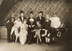 Gruppebilde av utkledte kvinner og menn.