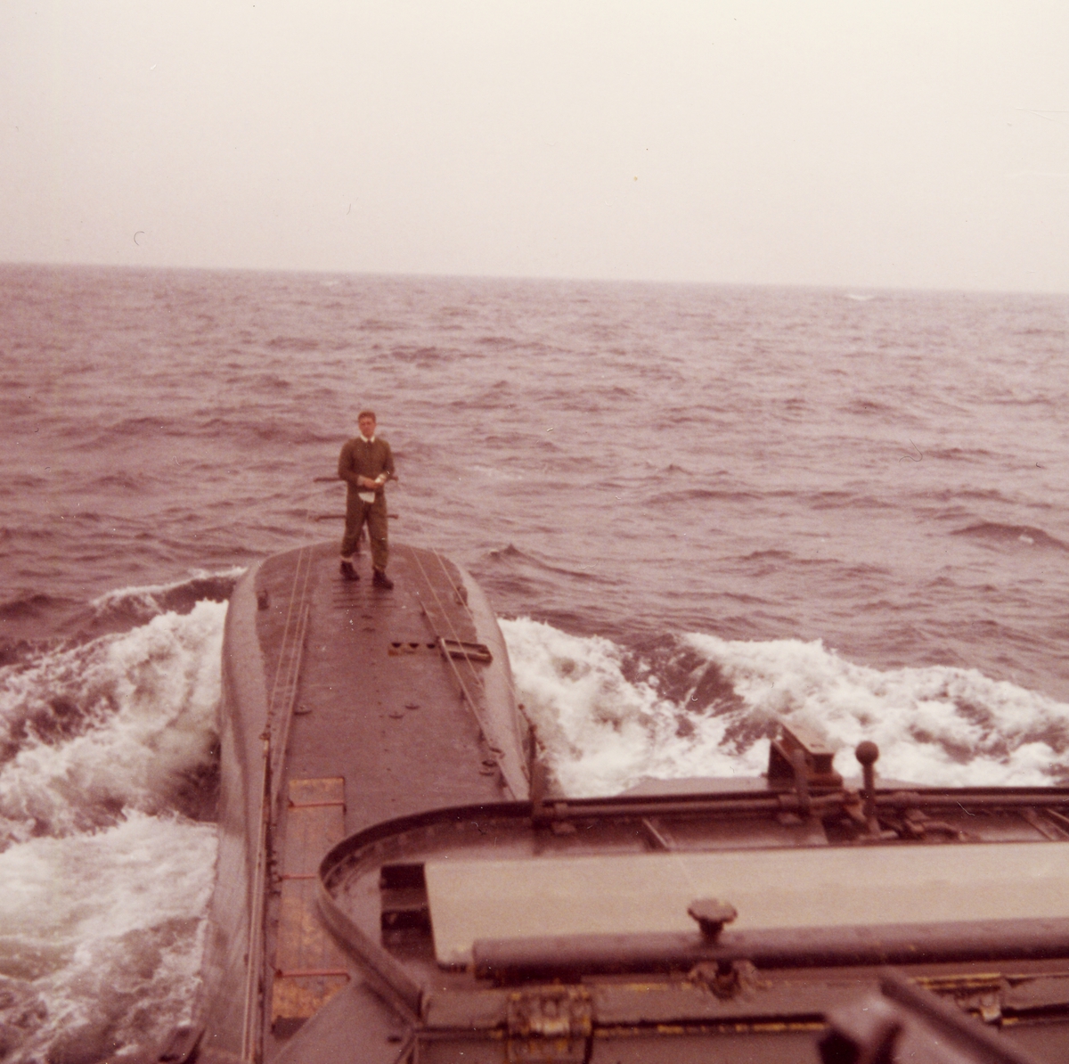 Foto tagen från tornet på U-båten Gäddan 1970. Lt Roger Sprimont på däck