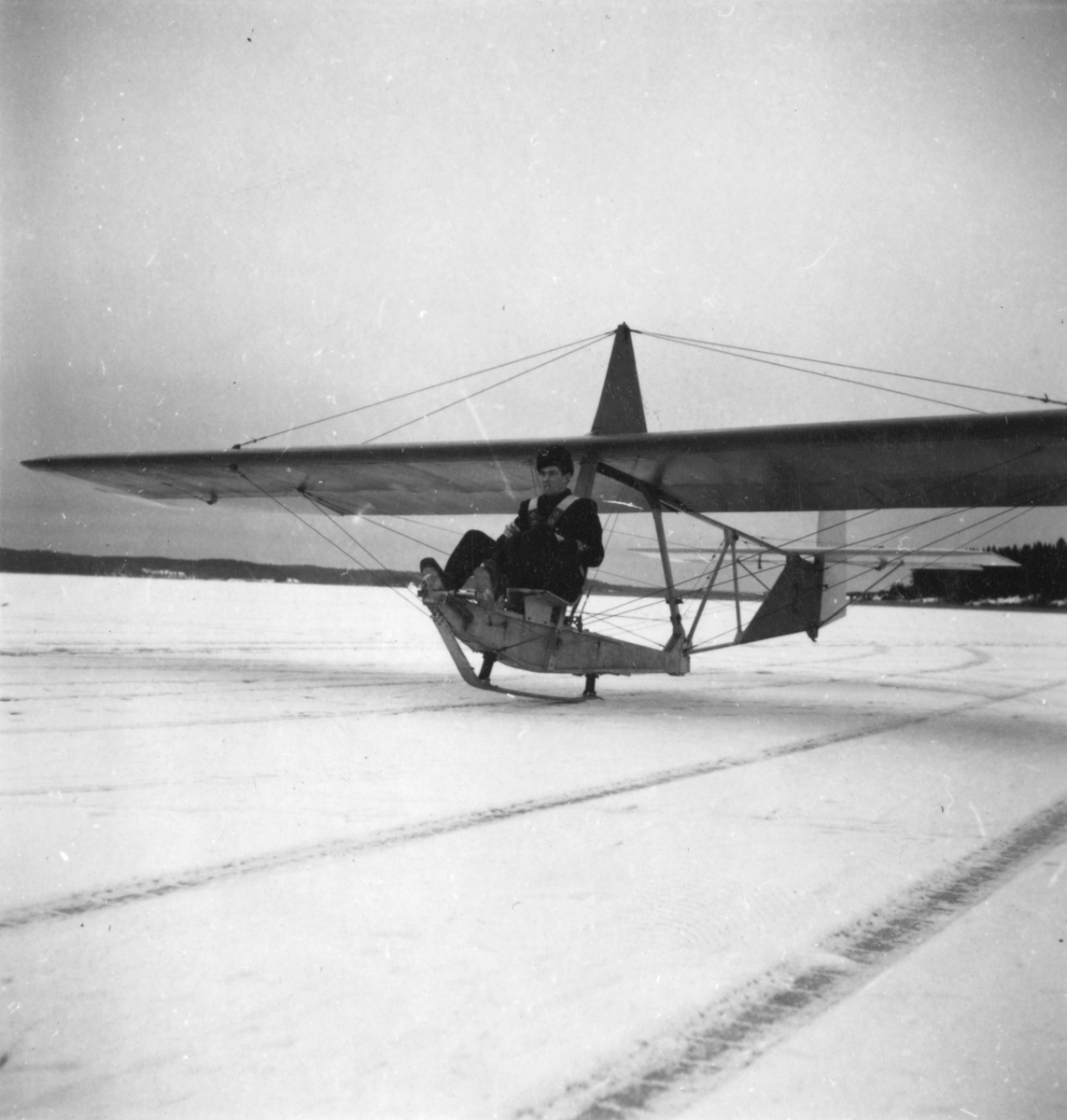 Flygning med glidflygplan G 101 vintertid år 1944. På F 2 D, Roslagens flygflottilj, vintertid. Flygplan med förare på isen.