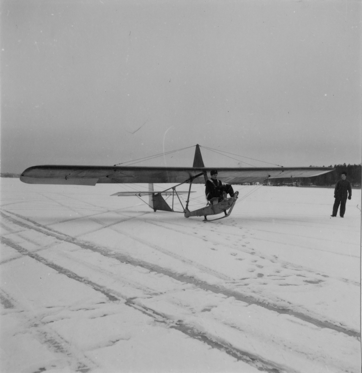 Flygning med glidflygplan G 101 vintertid år 1944. På F 2 D, Roslagens flygflottilj, vintertid. Flygplan med förare på isen.