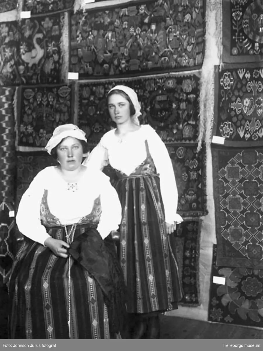 Fru Andersson, Simlinge, i Skytts häradsdräkt. Textilier 1925. Hantverksföreningens 65-årsjubileum? Negativ Johnsson 5081.