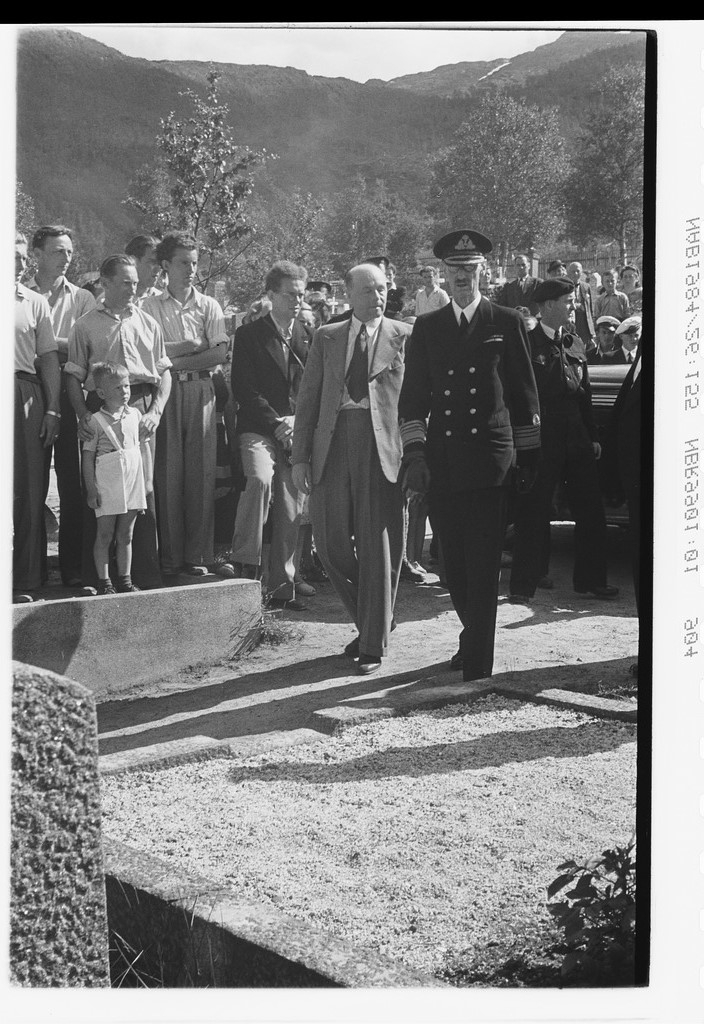 Kong Haakons besøk, på kirkegården. Ledsages av ordfører Alfred Nilsen.