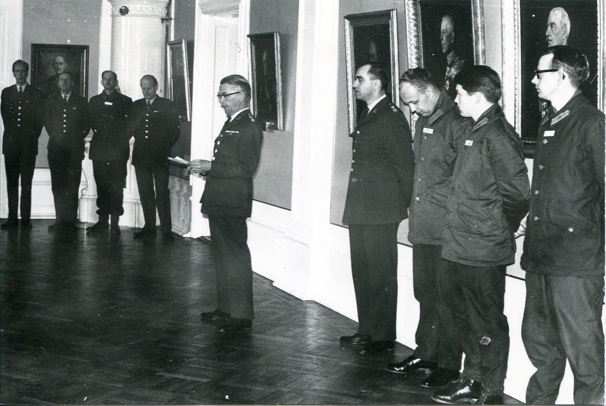 Troligen officerkårens avtackning av avgående regementschefen, Nils Juhlin på officersmässen, 1968.

På bilden längst till höger Jan Wallefors som tredje därefter Tyko Rös, Jarl Sjöberg och Nils Juhlin.

I bakgrunden från vänster Anne Klintestam, tredje därefter John Crafoord och Christer Lilliehöök.