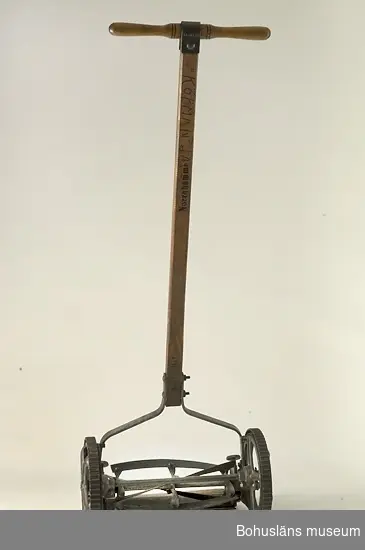 471 Tillverkningstid 1930-TAL

Gräsklippare med handtag i trä. Metallhjul. 
Märke "Norrahammar".