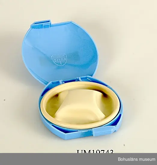 Pessar i mellanblå ovalt rundad (original-)plastförpackning. Preventivmedel för kvinna bestånde av rund gummiskiva som föres in i slidan och täcker livmodermunnen.