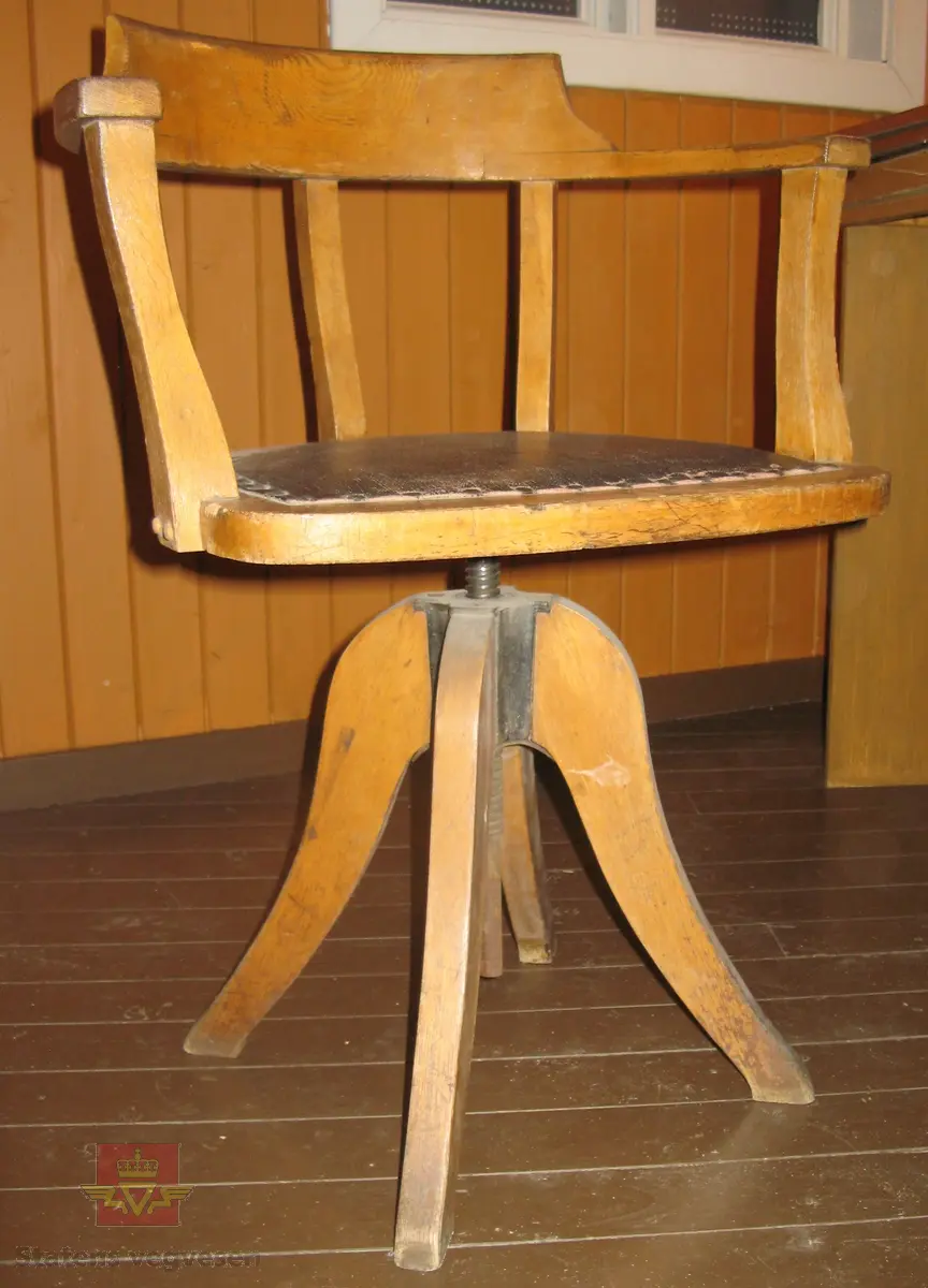 Roterbar stol med rygg og armlener i ett. Av tre og metall. Lakkert.