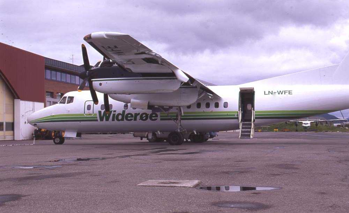 Lufthavn/flyplass. Bodø. Widerøes hangar. Ett fly, LN-WFE, DHC-7-102/ Dash7 fra Widerøe parkert. 