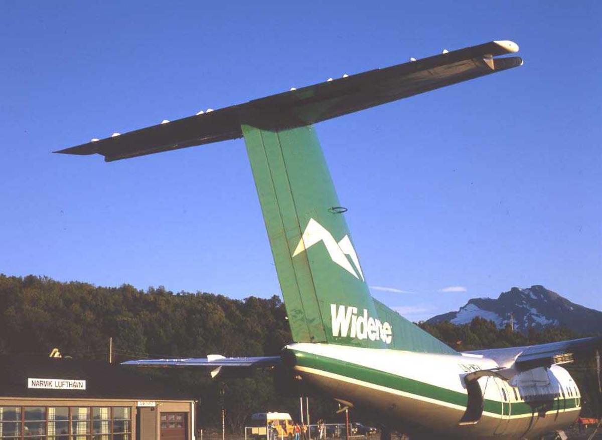 Lufthavn/flyplass. Narvik. Ett fly, LN-WFI, DHC-7-102/ Dash7, fra Widerøe.