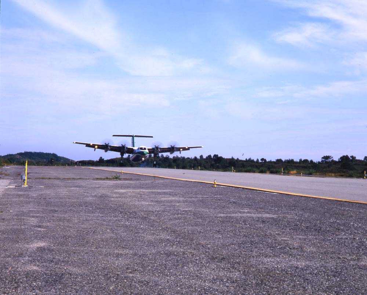 Lufthavn/flyplass. Florø. Ett fly, DHC-7-102/ Dash 7 fra Widerøe, lander runway 25. 
