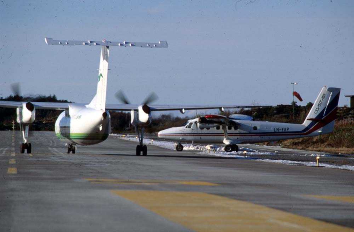 Lufthavn/flyplass. Florø. To fly, De Havilland Canada DHC-8-103B Dash8 fra Widerøe og De Havilland Canada DHC-6-300 Twin Otter fra Coast Air.