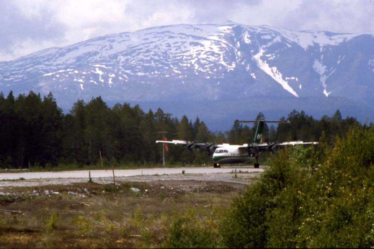 Lufthavn/flyplass. Sogndal/Haukåsen.  Et fly, DHC-7-102 Dash7 fra Widerøe har nettopp landet runway 24.