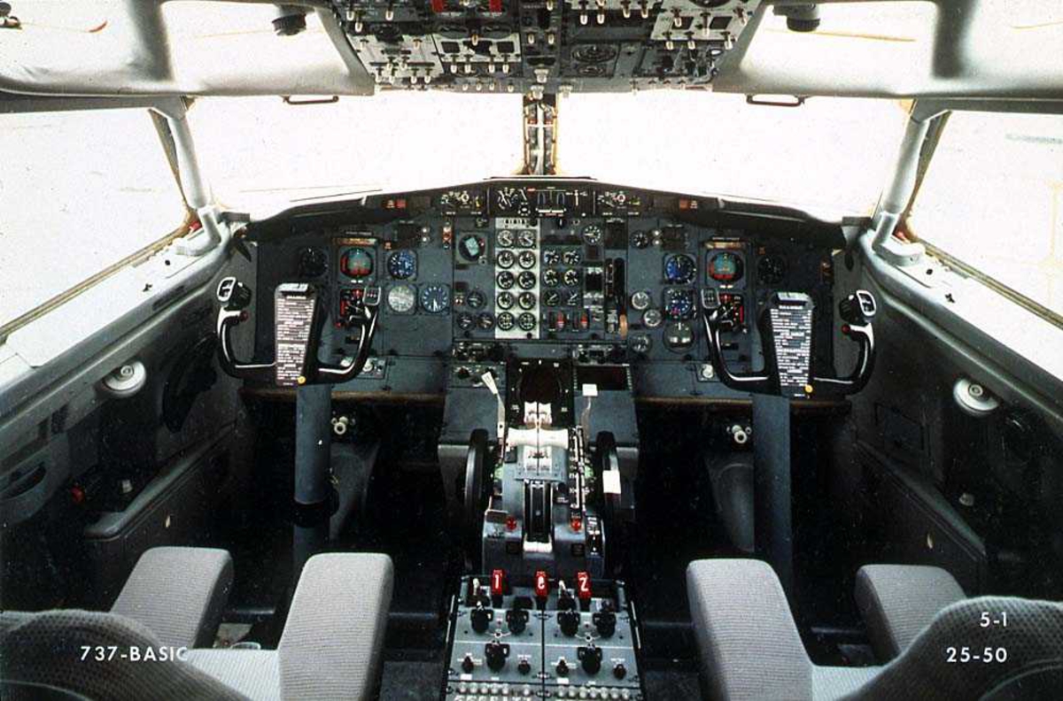 Cockpiten i en Boeing 737-200.