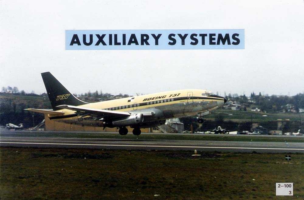 Lufthavn. Ett fly like over rullebanen, som lander/tar av, Boeing 737-200. "Auxiliary systems" står skrevet over flyet.