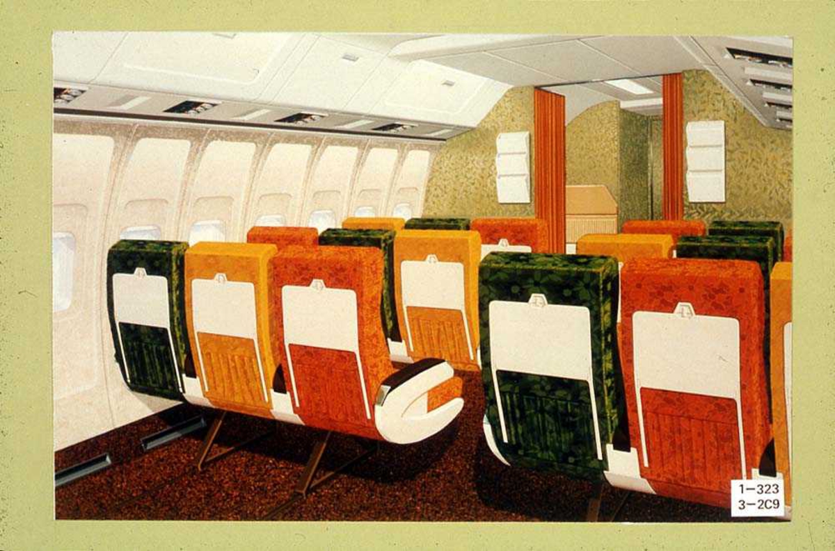 Kabinen inne i ett fly, Boeing 737-200. Flere stoler.
