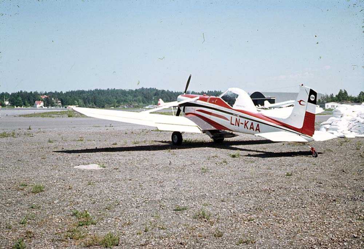 Ett fly på bakken, Cessna 188B Agwagon LN-KAA.