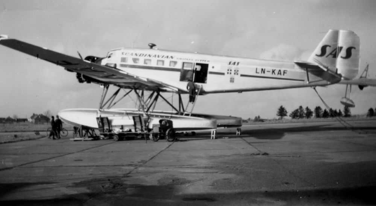 Lufthavn (flyplass/sjøflyhavn. Ett fly på bakken, Ju-52 LN-KAF fra SAS før sjøsetting.