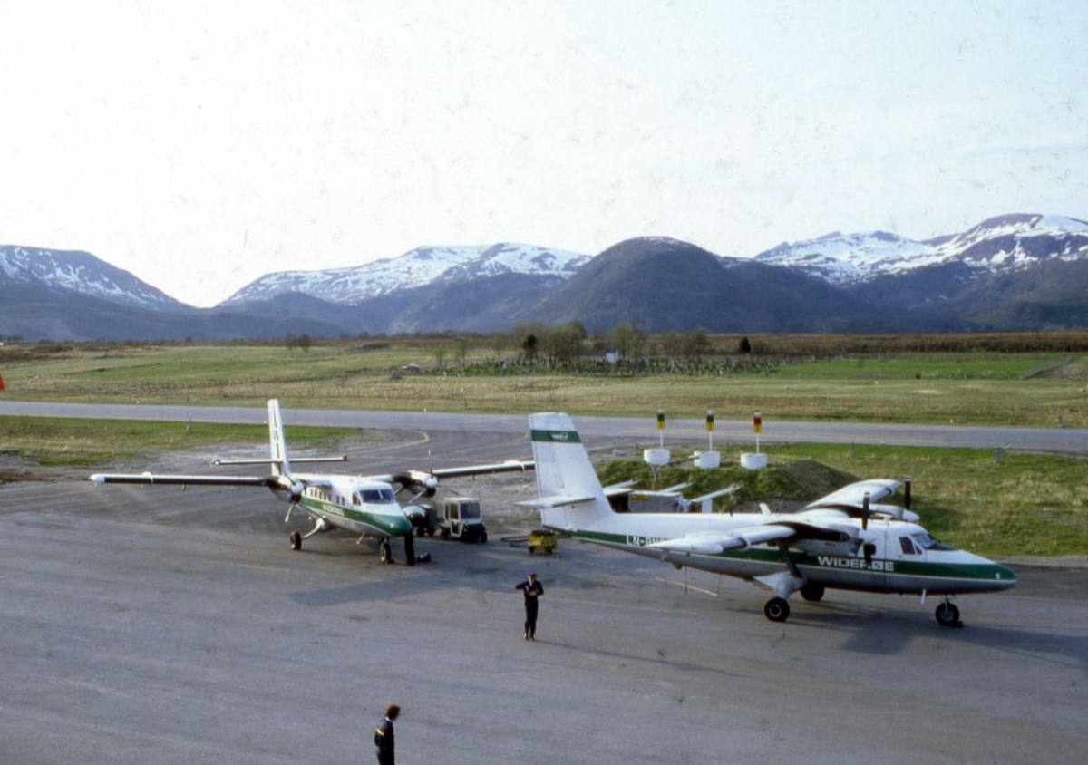 Lufthavn (flyplass). To fly, LN-BNM og LN-BNS DHC-6-300 Twin Otter fra Widerøe og noen personer.